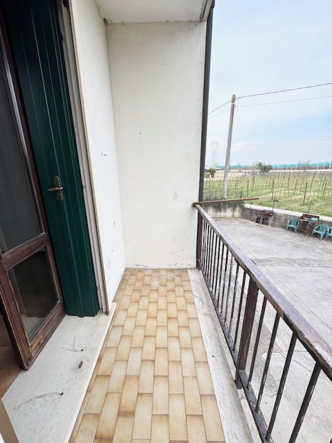 LOVOLO DI ALBETTONE (VI) Appartamento al piano rialzato con ampio soggiorno-cottura, bagno, 3 cam...