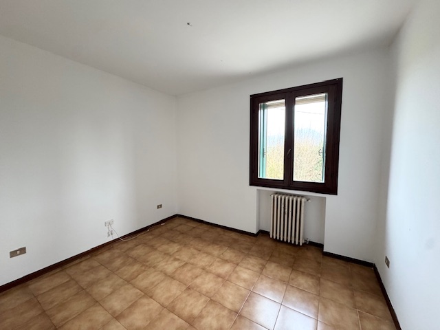 LOVOLO DI ALBETTONE (VI) Appartamento al piano rialzato con ampio soggiorno-cottura, bagno, 3 cam...