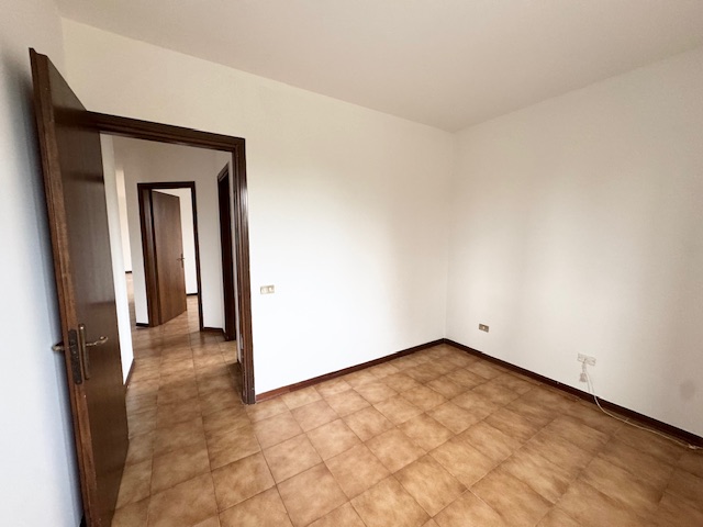 LOVOLO DI ALBETTONE (VI) Appartamento al piano rialzato con ampio soggiorno-cottura, bagno, 3 cam...