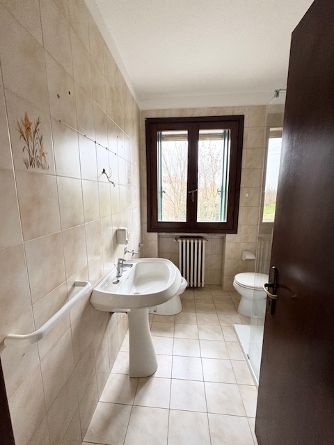 LOVOLO DI ALBETTONE (VI) Appartamento al piano rialzato con ampio soggiorno-cottura, bagno, 3 cam...