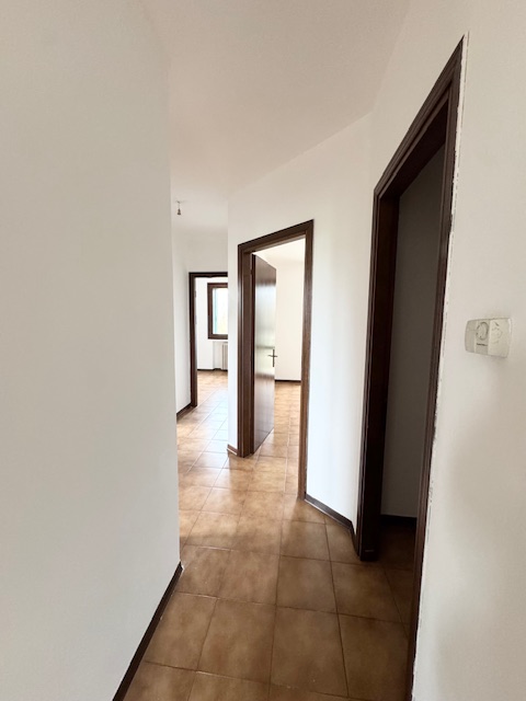 LOVOLO DI ALBETTONE (VI) Appartamento al piano rialzato con ampio soggiorno-cottura, bagno, 3 cam...