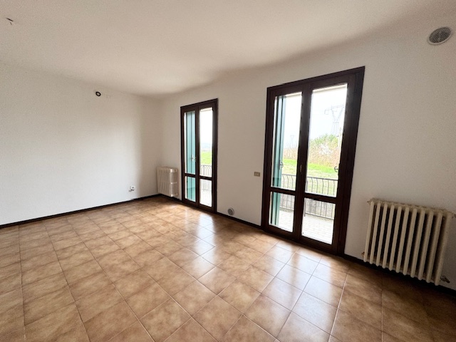 LOVOLO DI ALBETTONE (VI) Appartamento al piano rialzato con ampio soggiorno-cottura, bagno, 3 cam...