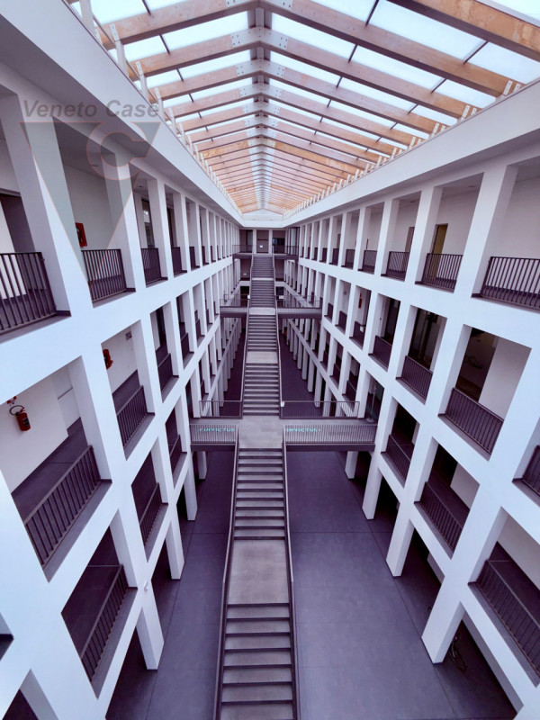 Zona industriale di Roncajette – Si propongono in vendita uffici siti al 3° nonché ultimo piano, ...