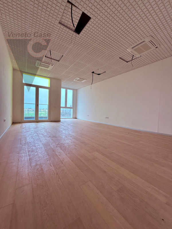 Zona industriale di Roncajette – Si propongono in vendita uffici siti al 3° nonché ultimo piano, ...