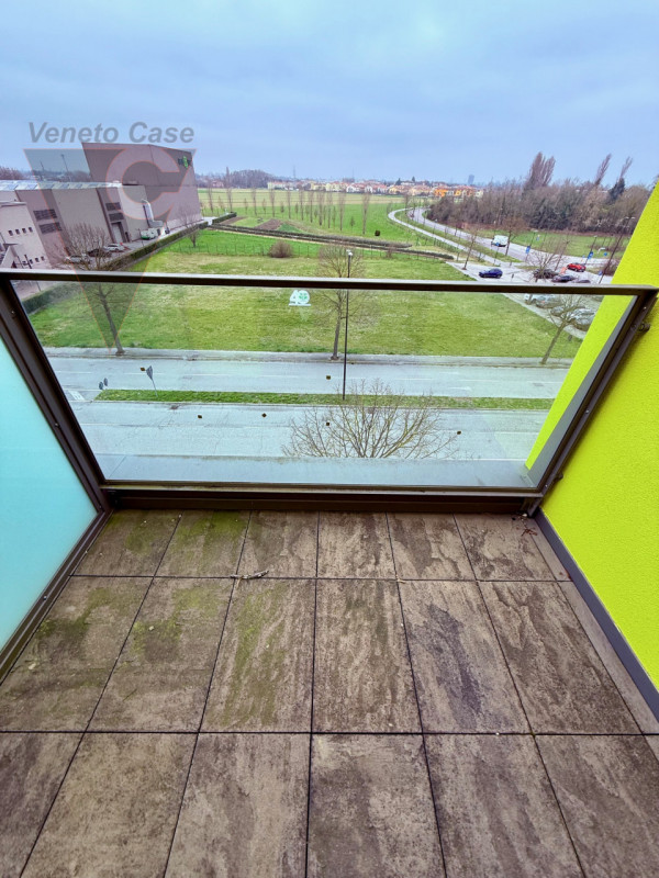 Zona industriale di Roncajette – Si propongono in vendita uffici siti al 3° nonché ultimo piano, ...