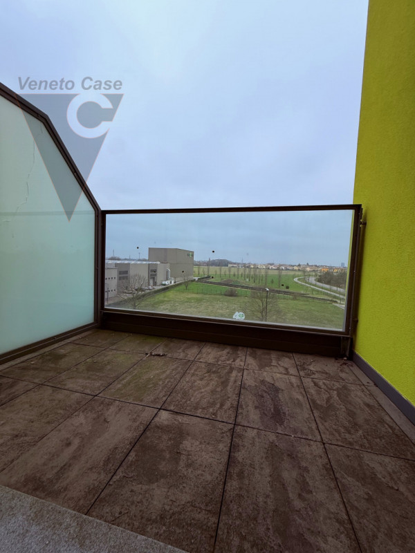 Zona industriale di Roncajette – Si propongono in vendita uffici siti al 3° nonché ultimo piano, ...