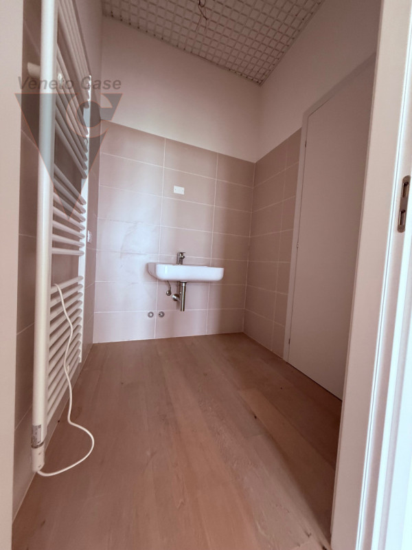 Zona industriale di Roncajette – Si propongono in vendita uffici siti al 3° nonché ultimo piano, ...