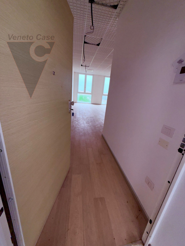 Zona industriale di Roncajette – Si propongono in vendita uffici siti al 3° nonché ultimo piano, ...