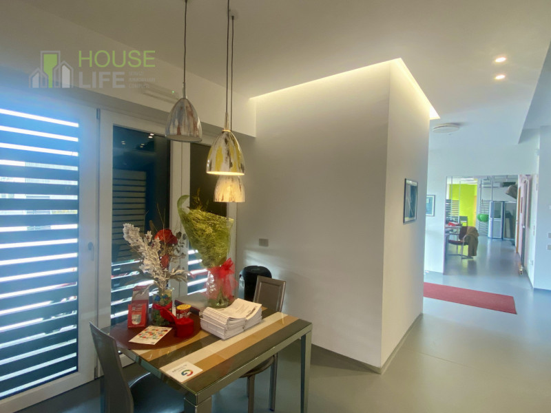 THIENE: in zona industriale e di facile accesso, IMMOBILE SINGOLO di 600 mq totali, disposto su d...