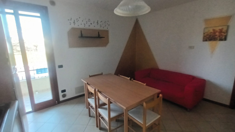 Proponiamo in centro a Brugine, in palazzina di poche unità e ben abitato, grazioso bilocale comp...