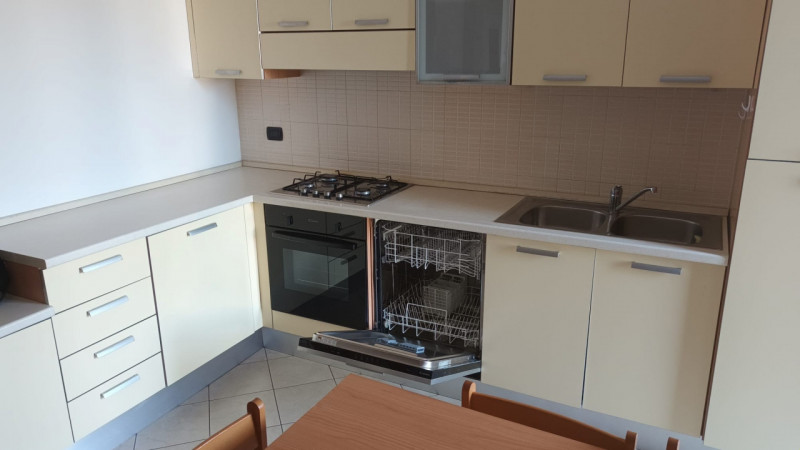 Proponiamo in centro a Brugine, in palazzina di poche unità e ben abitato, grazioso bilocale comp...