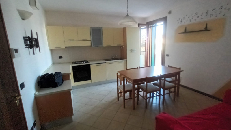 Proponiamo in centro a Brugine, in palazzina di poche unità e ben abitato, grazioso bilocale comp...