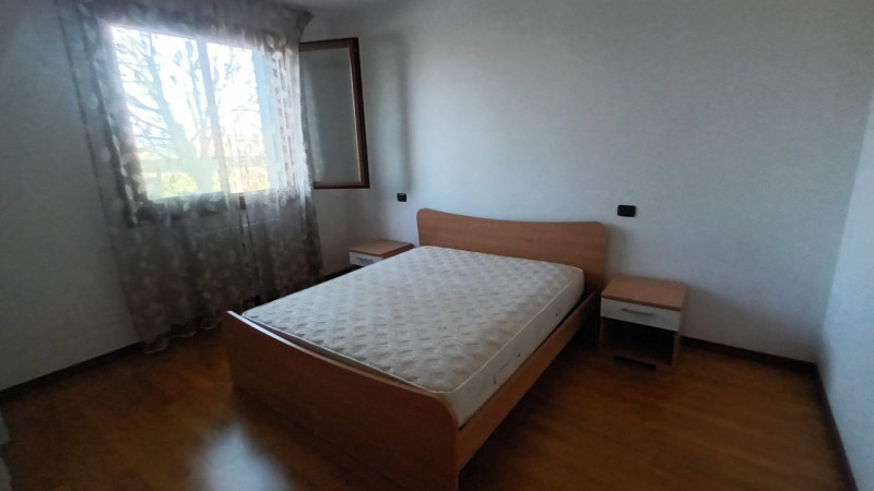 Proponiamo in centro a Brugine, in palazzina di poche unità e ben abitato, grazioso bilocale comp...