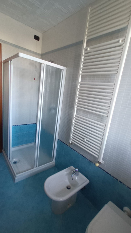 Proponiamo in centro a Brugine, in palazzina di poche unità e ben abitato, grazioso bilocale comp...