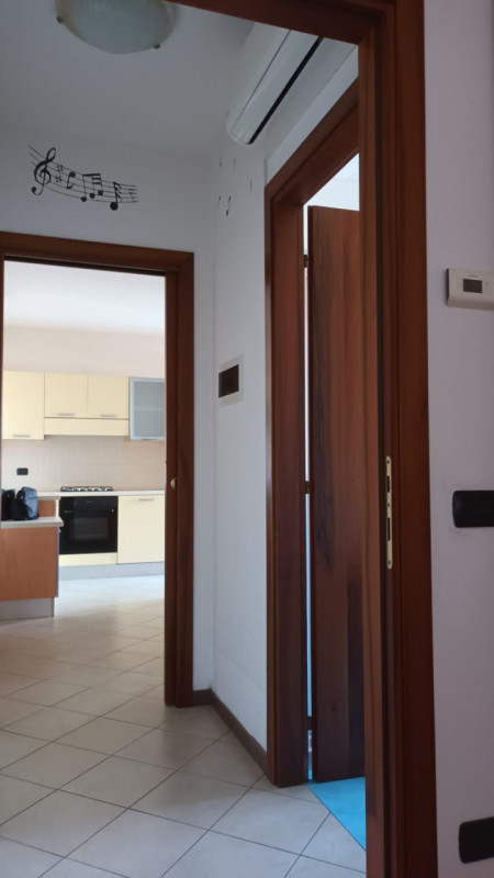 Proponiamo in centro a Brugine, in palazzina di poche unità e ben abitato, grazioso bilocale comp...