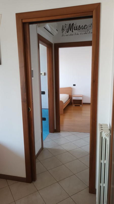 Proponiamo in centro a Brugine, in palazzina di poche unità e ben abitato, grazioso bilocale comp...