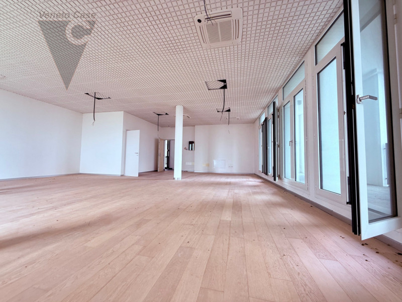 Zona industriale di Roncajette – Si propone in vendita ufficio sito al 3° nonché ultimo piano, do...