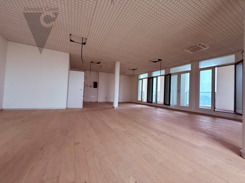 Zona industriale di Roncajette – Si propone in vendita ufficio sito al 3° nonché ultimo piano, do...