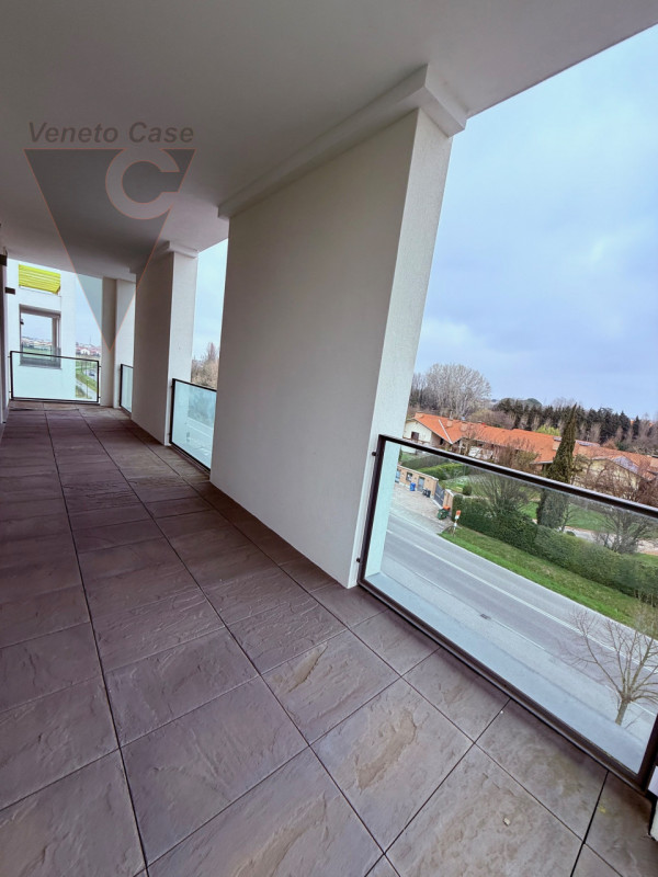 Zona industriale di Roncajette – Si propone in vendita ufficio sito al 3° nonché ultimo piano, do...