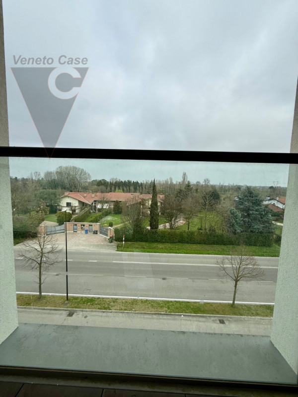 Zona industriale di Roncajette – Si propone in vendita ufficio sito al 3° nonché ultimo piano, do...