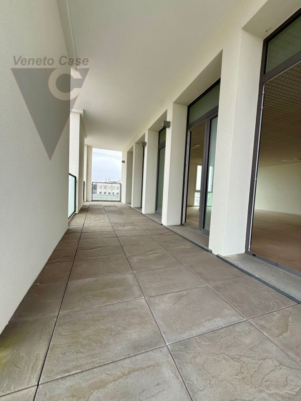 Zona industriale di Roncajette – Si propone in vendita ufficio sito al 3° nonché ultimo piano, do...