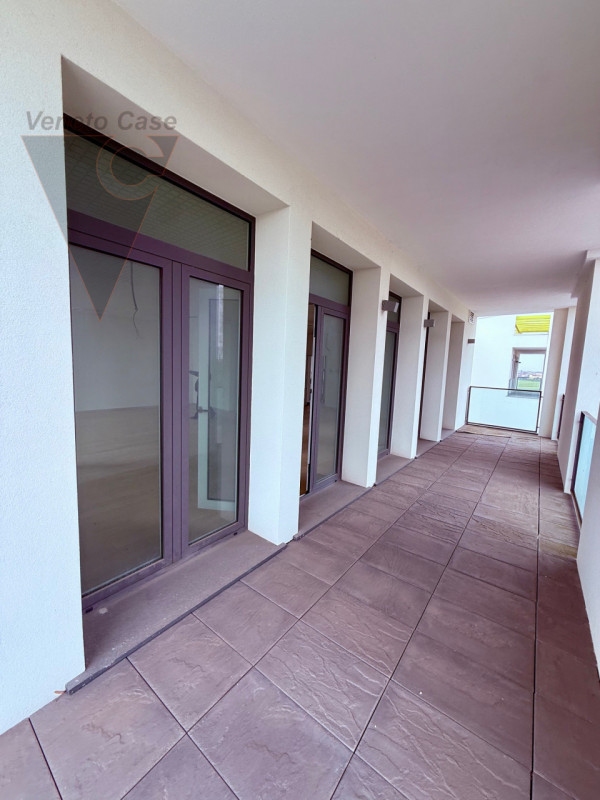 Zona industriale di Roncajette – Si propone in vendita ufficio sito al 3° nonché ultimo piano, do...