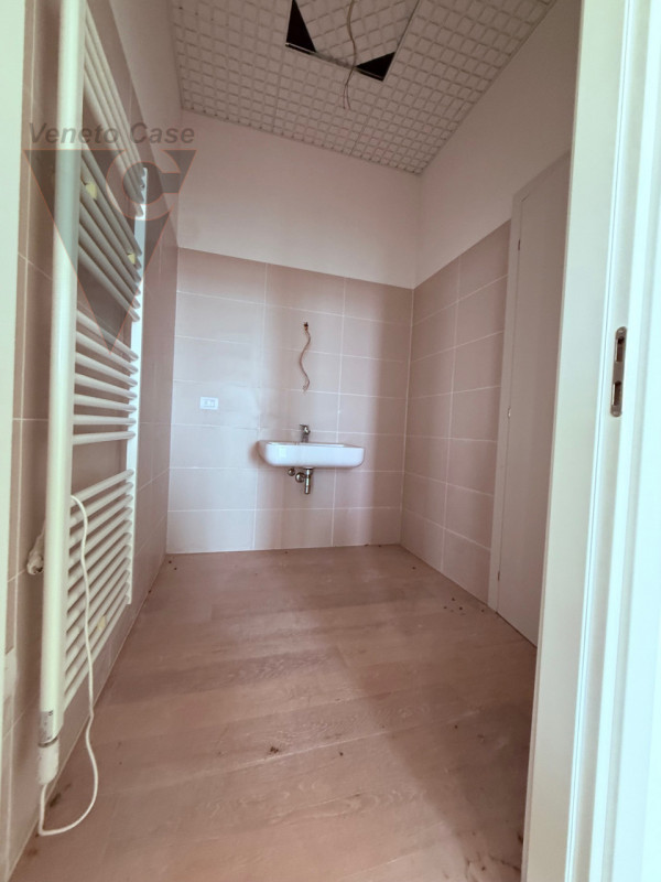 Zona industriale di Roncajette – Si propone in vendita ufficio sito al 3° nonché ultimo piano, do...