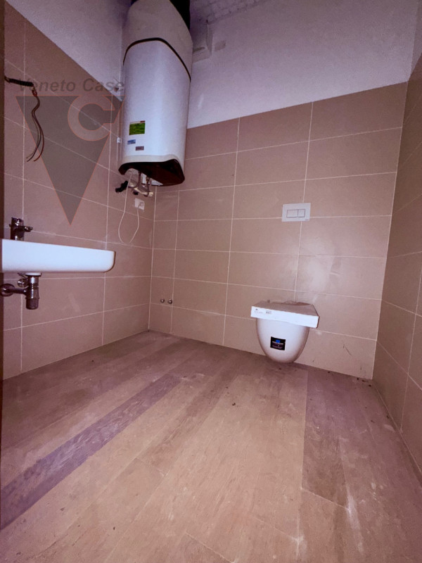 Zona industriale di Roncajette – Si propone in vendita ufficio sito al 3° nonché ultimo piano, do...