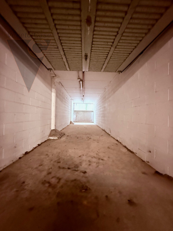 Zona industriale di Roncajette – Si propongono in vendita su stabile di recentissima costruzione ...