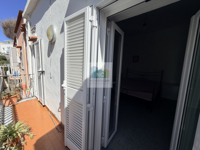 Nel cuore pulsante di Forio, a pochi passi dalla storica Chiesa del Soccorso, proponiamo in vendi...