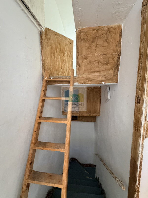 Nel cuore pulsante di Forio, a pochi passi dalla storica Chiesa del Soccorso, proponiamo in vendi...