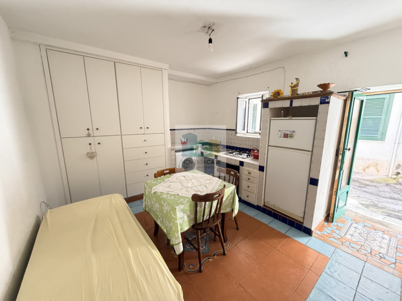 Nel cuore pulsante di Forio, a pochi passi dalla storica Chiesa del Soccorso, proponiamo in vendi...