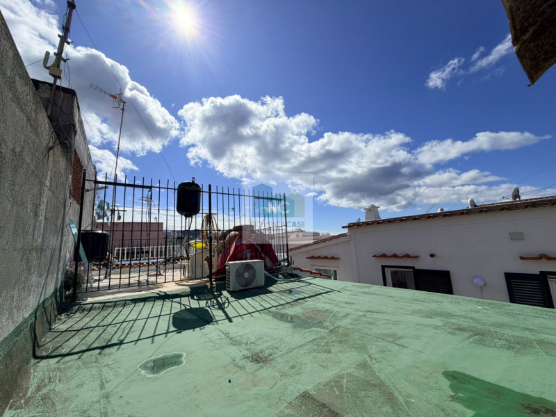 Nel cuore pulsante di Forio, a pochi passi dalla storica Chiesa del Soccorso, proponiamo in vendi...