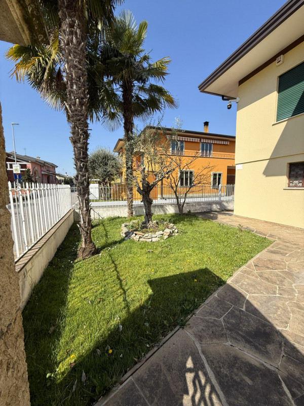 Nel cuore del tranquillo e richiesto quartiere residenziale di Ferri ad Albignasego, proponiamo i...