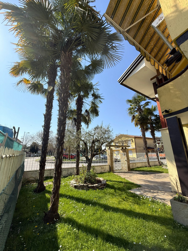 Nel cuore del tranquillo e richiesto quartiere residenziale di Ferri ad Albignasego, proponiamo i...