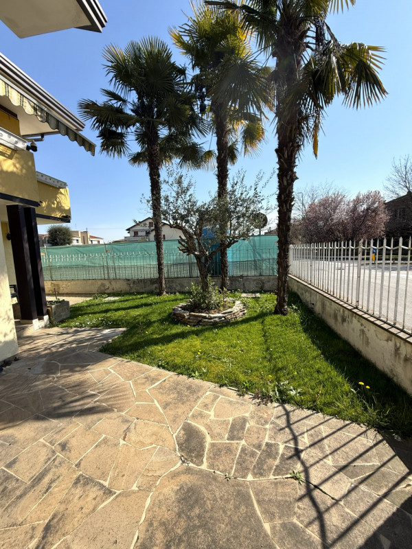 Nel cuore del tranquillo e richiesto quartiere residenziale di Ferri ad Albignasego, proponiamo i...