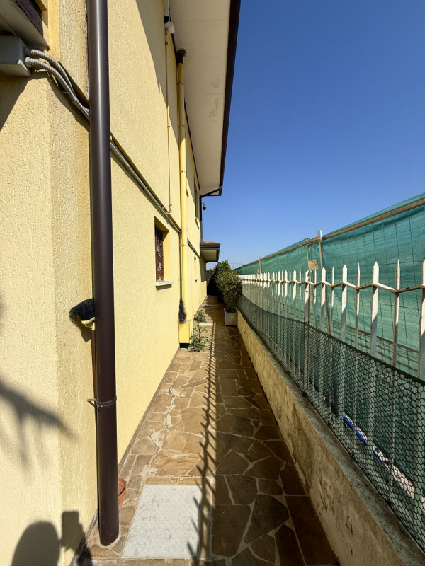 Nel cuore del tranquillo e richiesto quartiere residenziale di Ferri ad Albignasego, proponiamo i...