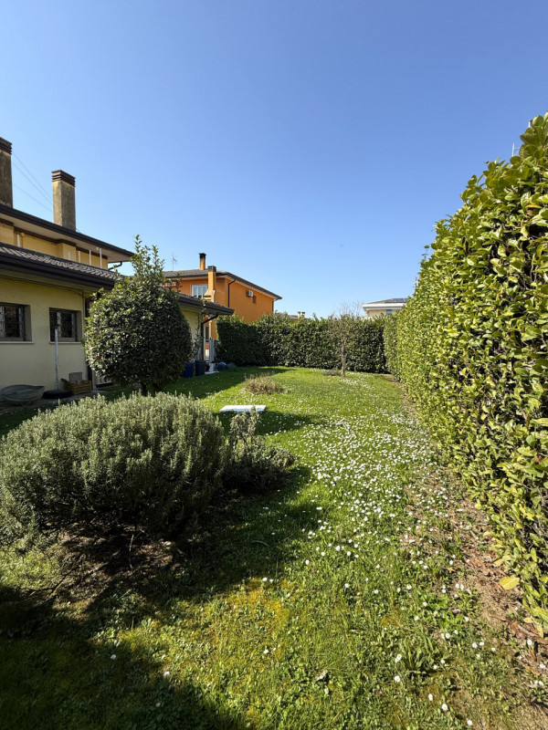 Nel cuore del tranquillo e richiesto quartiere residenziale di Ferri ad Albignasego, proponiamo i...
