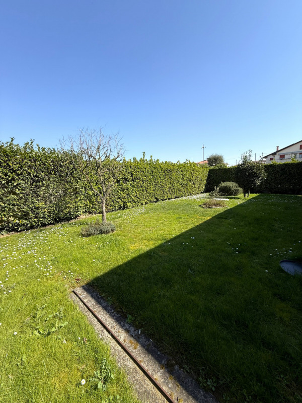 Nel cuore del tranquillo e richiesto quartiere residenziale di Ferri ad Albignasego, proponiamo i...