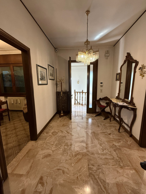 Nel cuore del tranquillo e richiesto quartiere residenziale di Ferri ad Albignasego, proponiamo i...