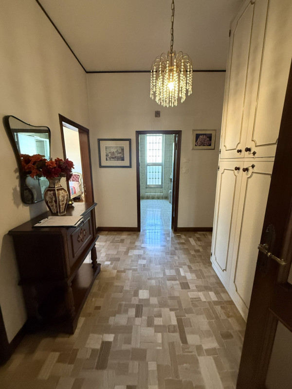 Nel cuore del tranquillo e richiesto quartiere residenziale di Ferri ad Albignasego, proponiamo i...