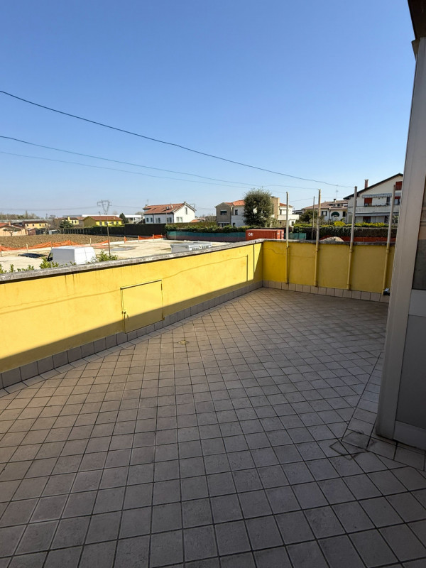 Nel cuore del tranquillo e richiesto quartiere residenziale di Ferri ad Albignasego, proponiamo i...