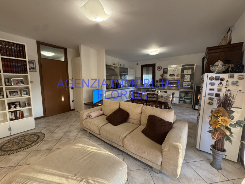 Situato nel cuore di San Giorgio delle Pertiche, questo appartamento è l'ideale per chi cerca com...