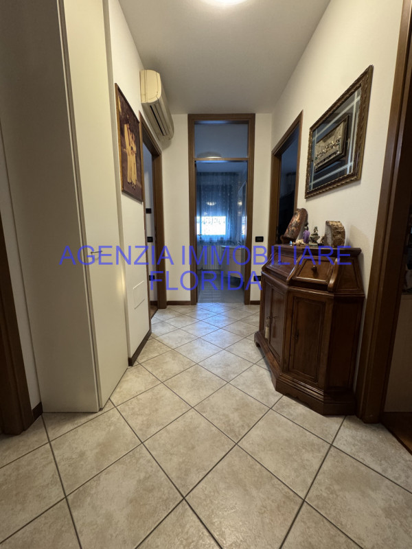 Situato nel cuore di San Giorgio delle Pertiche, questo appartamento è l'ideale per chi cerca com...