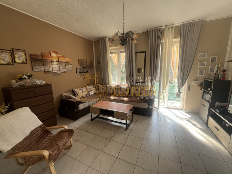 TORREBELVICINO - Centro: In zona comoda a tutti i servizi, BICAMERE al terzo e ultimo piano con g...