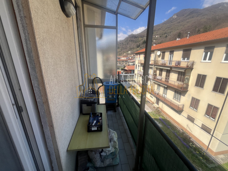 TORREBELVICINO - Centro: In zona comoda a tutti i servizi, BICAMERE al terzo e ultimo piano con g...