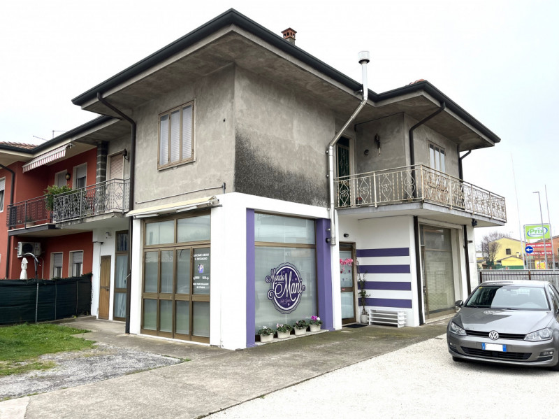 NOVENTA VICENTINA: Scopri questa interessante porzione di testa di casa a schiera, situata nel ce...