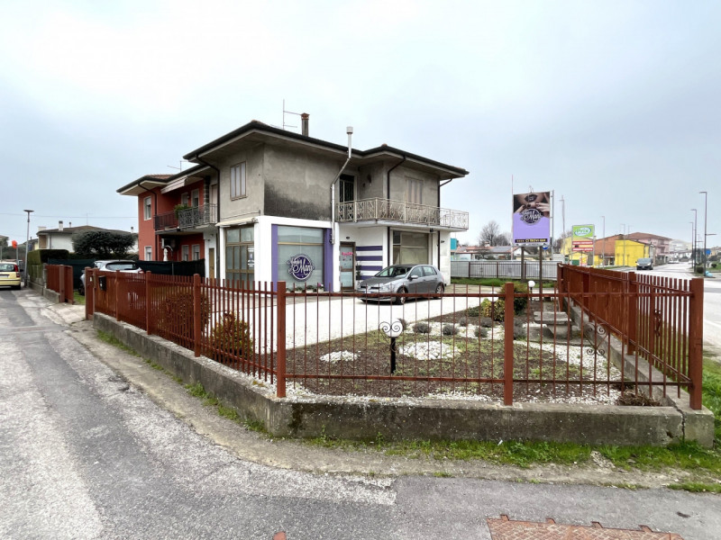 NOVENTA VICENTINA: Scopri questa interessante porzione di testa di casa a schiera, situata nel ce...