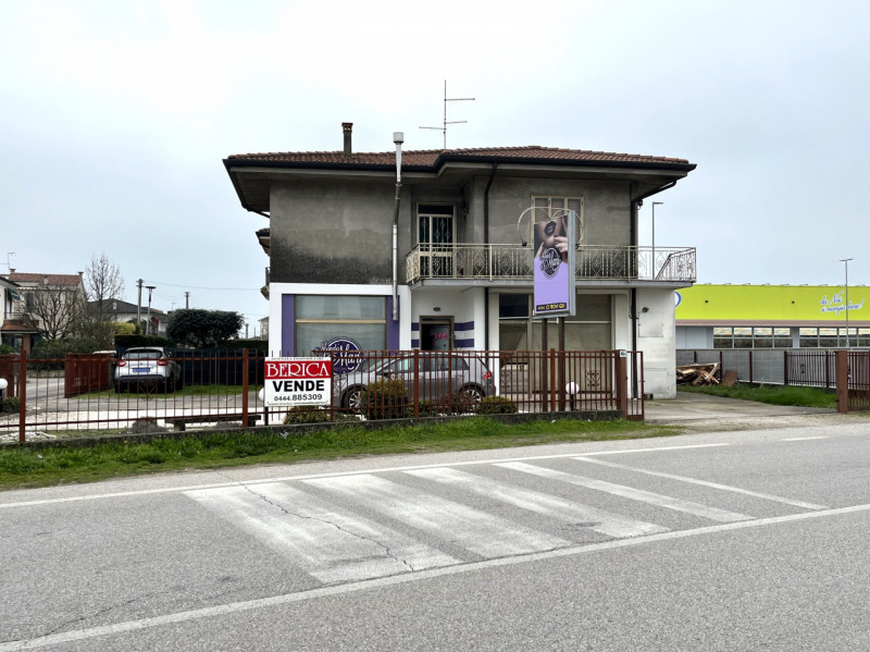 NOVENTA VICENTINA: Scopri questa interessante porzione di testa di casa a schiera, situata nel ce...