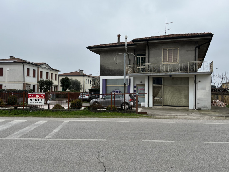 NOVENTA VICENTINA: Scopri questa interessante porzione di testa di casa a schiera, situata nel ce...